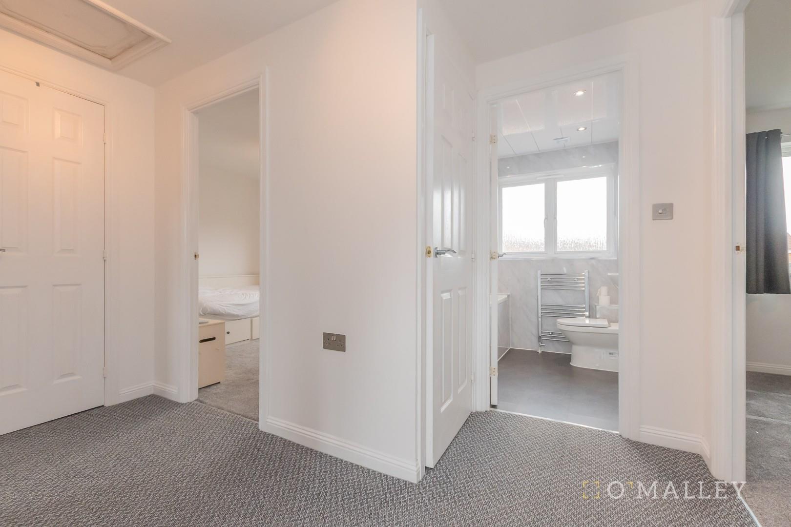 19. Upstairs Hallway.jpg